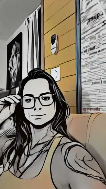 Charlotte avec des lunettes, en pleine réflexion